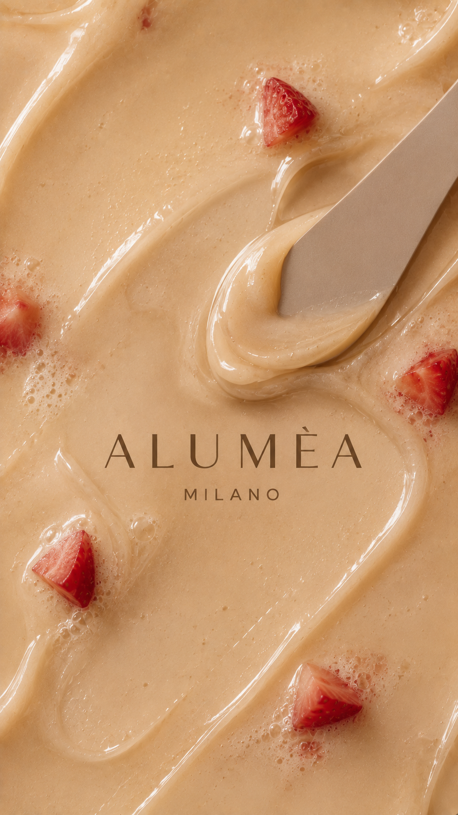 Aluméa Milano – texture crema idratante con fragole, brand shot