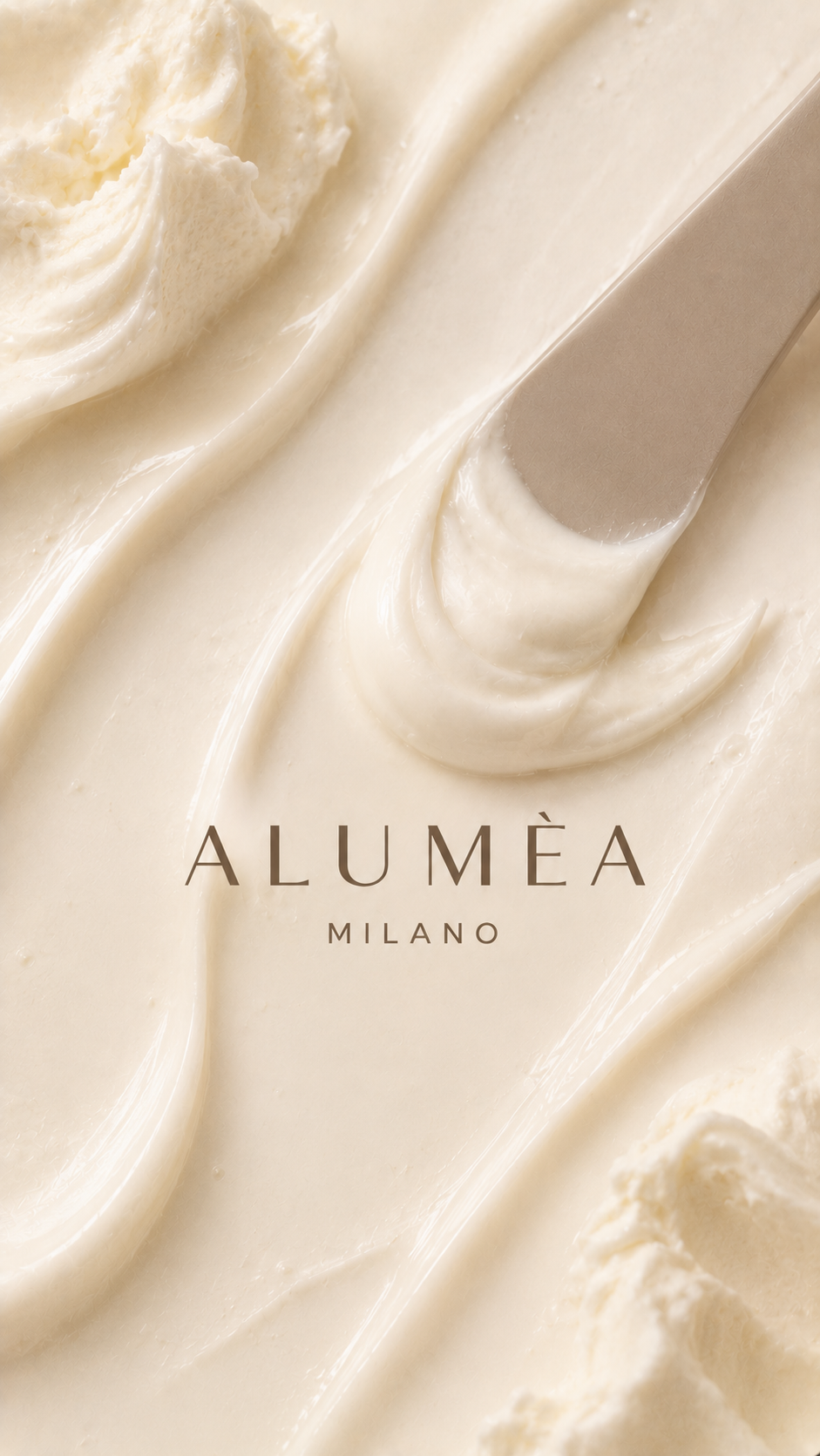 Aluméa Milano – texture crema bianca con spatola, brand shot